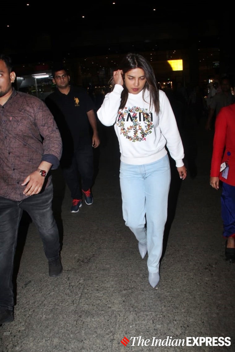 airport looks, airport look, alia bhatt photos, kangana ranaut photos, aditya roy kapur photos, kiara advani photos, suny leone photos, Indian Express, Indian Express news