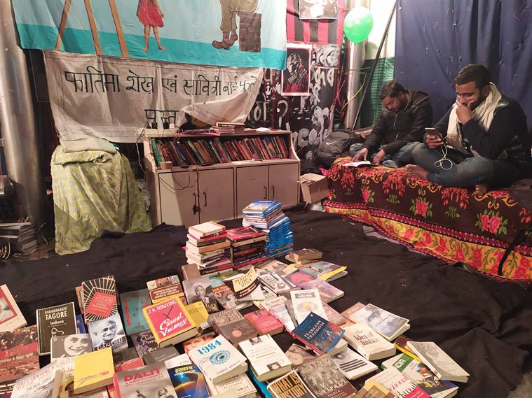 shaheen bagh, shaheen bagh library, shaheen bagh caa protests, protesters reading at shaheen bagh library, Fatima Sheikh-Savitri Bai Phule Library, citizenship amenment act, indian express