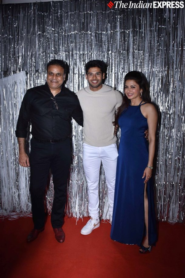 abhimanyu dassani with parents