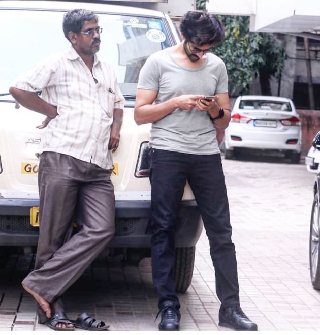 kartik aaryan social distancing