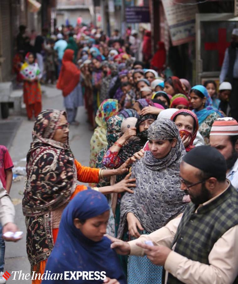 delhi violence, delhi riots, delhi riots death toll, delhi riots property loss, Yamuna Vihar, shiv vihar, Yamuna Vihar food distribution, delhi city news