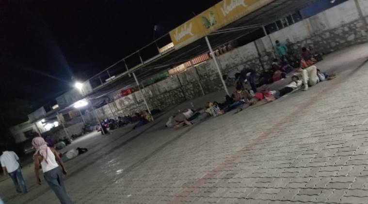 Migrant workers, India lockdown, over 1000 stranded at Gujarat border, India lockdown impact, covid-19 outbreak, coronavirus india, Indian express