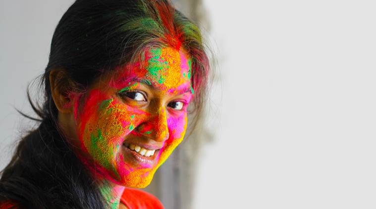 holi colours in eyes