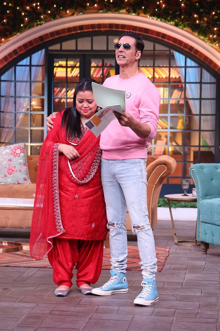 akshay kumar with bharti singh