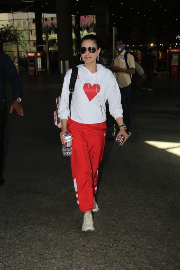 airport looks, airport look, alia bhatt photos, kangana ranaut photos, aditya roy kapur photos, kiara advani photos, suny leone photos, Indian Express, Indian Express news