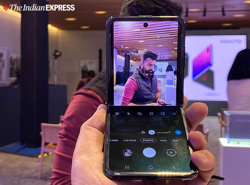 Galaxy Z Flip, Samsung Galaxy Z Flip, Galaxy Z Flip vs Motorola Razr, Razr price in India, Galaxy Z Flip price in India, Samsung Galaxy Z Flip review