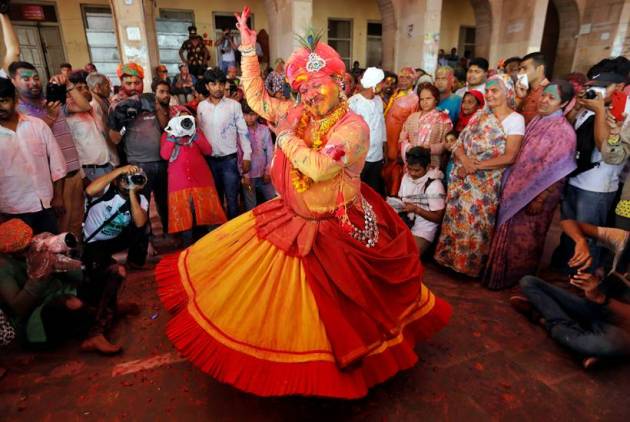 holi images, holi, holi 2020, happy holi, happy holi 2020, holi hai, holi photos, lathmaar holi, barsana holi, nandgaon holi, vrindavan holi, widow holi, holi in india photos, india holi, holi celebrations, holi celebration photos, india news, festival news, indian express