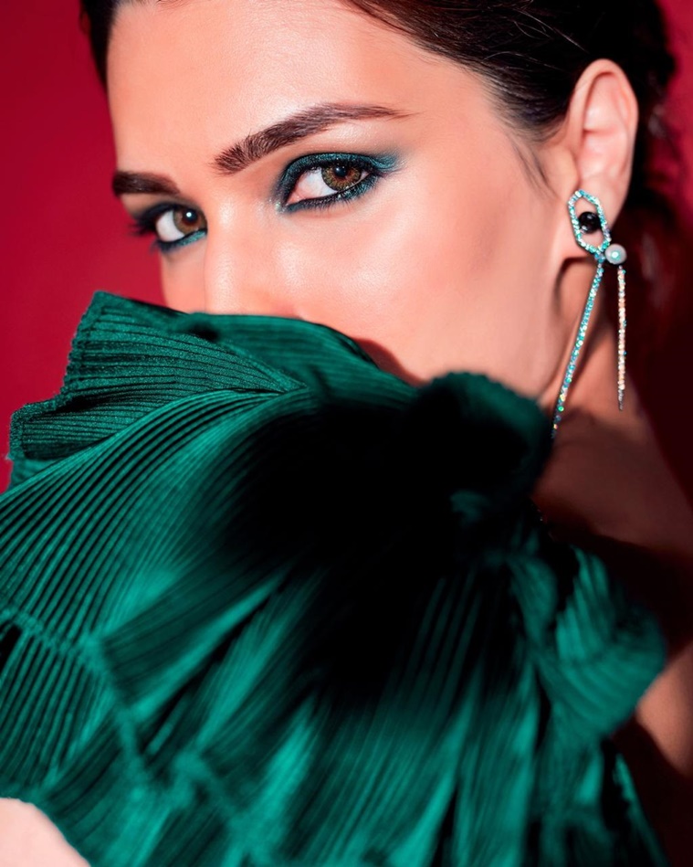 Want Kriti Sanons Emerald Eye Makeup Look Heres How Life Style News The Indian Express