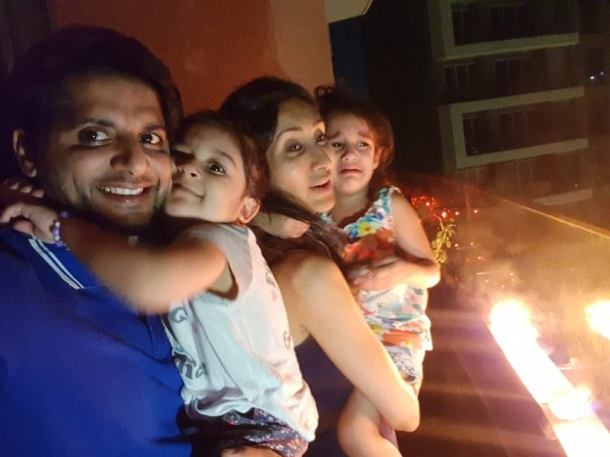 karanvir bohra with family