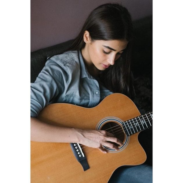 pooja hegde guitar
