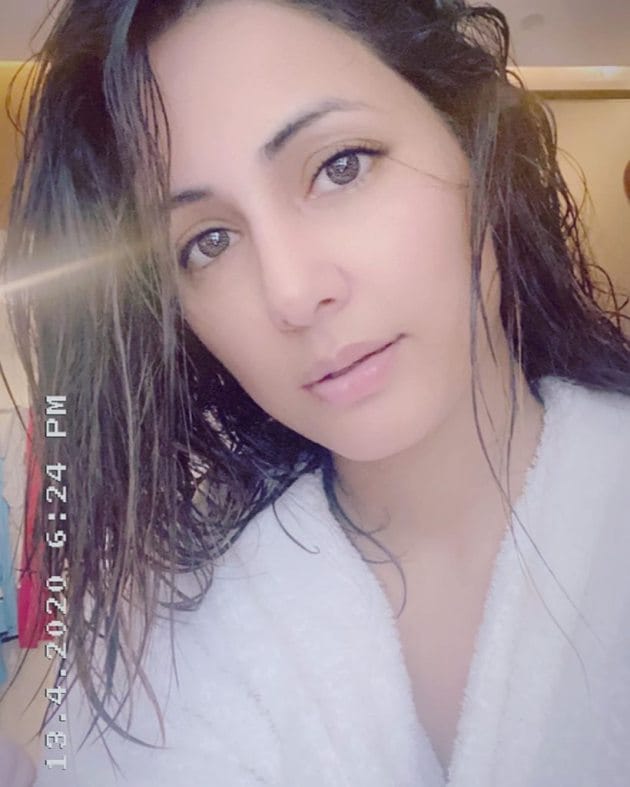 hina khan selfie