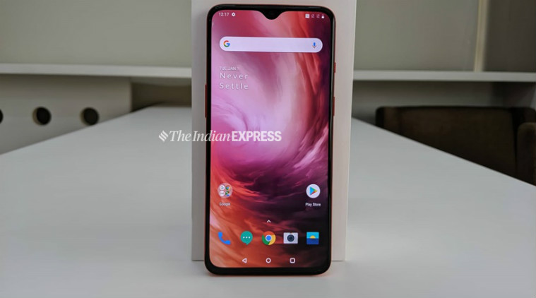 OnePlus 8, iPhone SE, iPhone SE 2020, iPhone SE 2020 vs OnePlus 8, OnePlus 8 price in India, iPhone SE 2020 review
