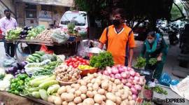 Maharashtra: Man offers vegetables for free to poor during lockdown