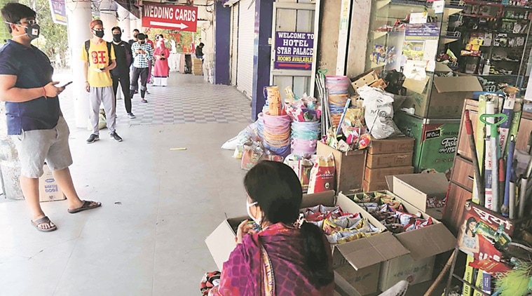 coronavirus, coronavirus in chandigarh india lockdown, chandigarh essential services, chandigarh grocery stores, chandigarh grocery store workers, chandigarh grocery store wokers coronavirus spread fear, indian expres news
