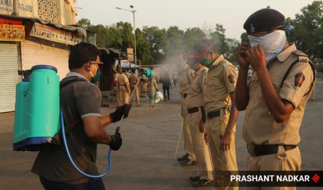 bandra migrant workers, migrant protest bandra, bandra station migrants, lockdown extension, pm modi lockdown extension, maharashtra coronavirus cases, coronavirus lockdown, india lockdown, coronavirus news, latest news