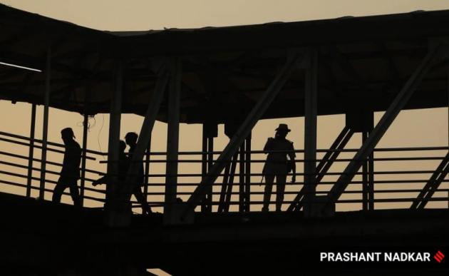 bandra migrant workers, migrant protest bandra, bandra station migrants, lockdown extension, pm modi lockdown extension, maharashtra coronavirus cases, coronavirus lockdown, india lockdown, coronavirus news, latest news