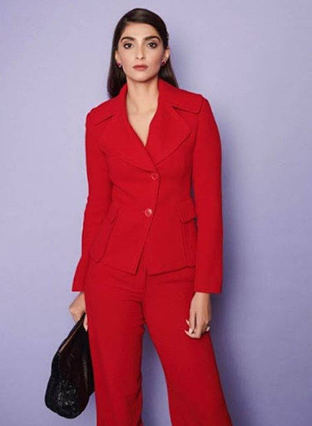 sonam kapoor, sonam kapoor zoya factor, sonam kapoor in red, sonam kapoor in red, sonam kapoor red, indian express, indian express news