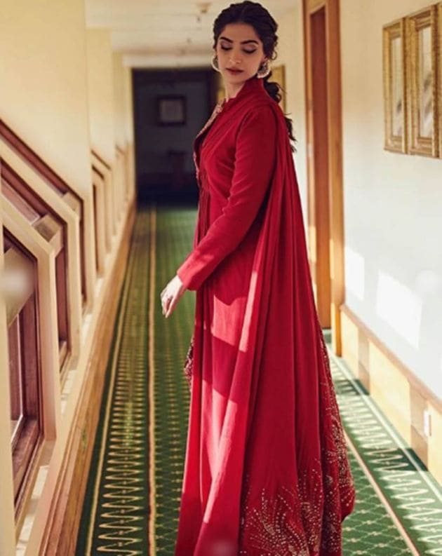 sonam kapoor, sonam kapoor zoya factor, sonam kapoor in red, sonam kapoor in red, sonam kapoor red, indian express, indian express news