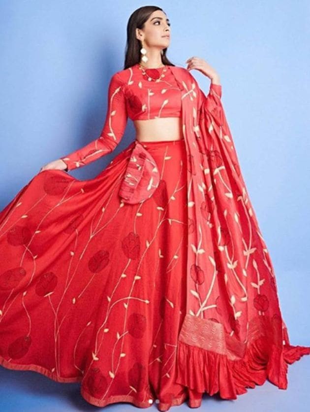 sonam kapoor, sonam kapoor zoya factor, sonam kapoor in red, sonam kapoor in red, sonam kapoor red, indian express, indian express news