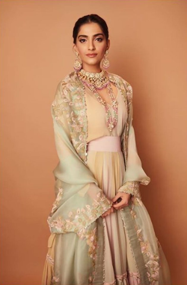 sonam kapoor, sonam kapoor sari, sonam kapoor ethnic, sonam kapoor ethnic looks, sonam kapoor photos, indian express, indian express news