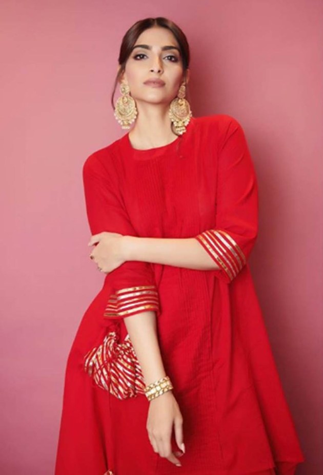 sonam kapoor, sonam kapoor zoya factor, sonam kapoor in red, sonam kapoor in red, sonam kapoor red, indian express, indian express news