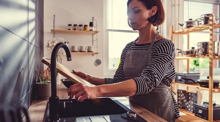 do-this-to-avoid-dry-and-itchy-hands-when-washing-dishes-life-style