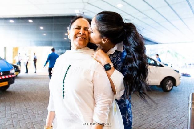 neha dhupia with mother