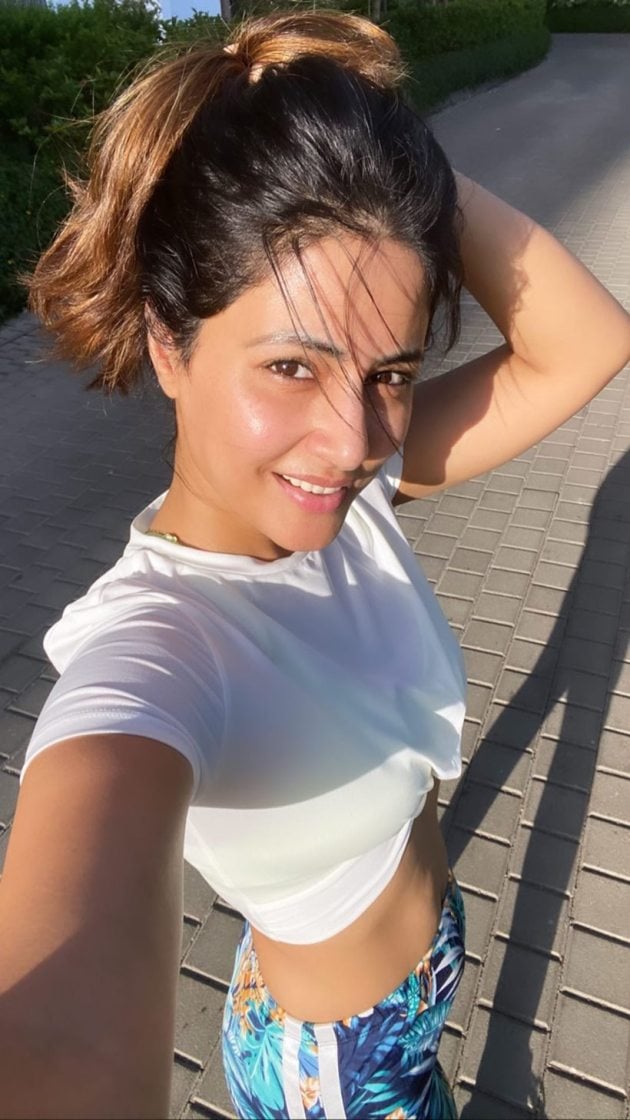hina khan selfie