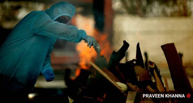 Coronavirus deaths, corvid patients funeral, Coronavirus patients last rites, Covid funeral photos, coronavirus India, Indian express photos, Delhi funeral photos, Funeral guidelines, Indian express
