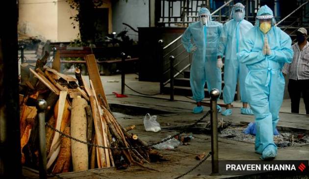 Coronavirus deaths, corvid patients funeral, Coronavirus patients last rites, Covid funeral photos, coronavirus India, Indian express photos, Delhi funeral photos, Funeral guidelines, Indian express