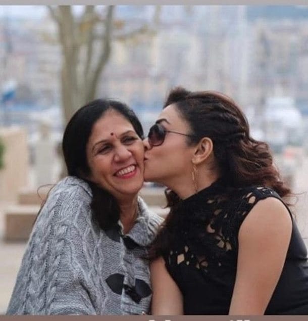 Amruta-Khavilkar-with-mother