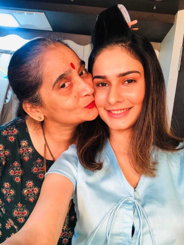 Aneri-Vajani-with-mother