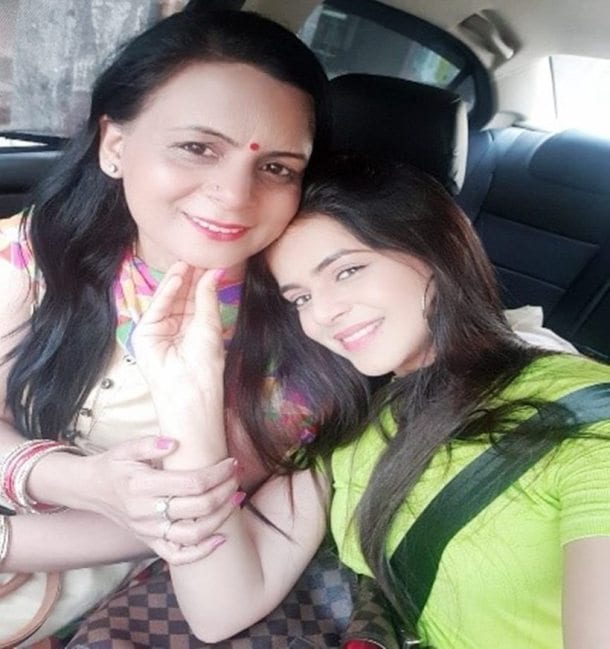 Jigyasa-Singh-with-Mother