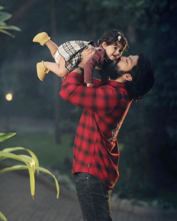 yash with daughter ayra photos