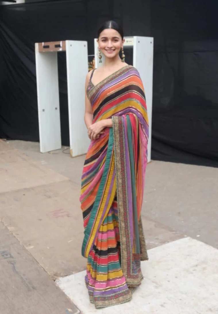 Alia Bhatt carries off the sari effortlessly; take a look | Lifestyle