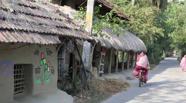 TMC panchayat poll wall graffiti t Digambarpur , 100 kms from Kolkata, in Digampabarpur Gram panchayat located in remote Sunderbans  has been adjudged as the best GP in the by the Ministry of Panchayati Raj among 2.5 lakhs GPs in the country. Express Photo by Partha Paul. South 24 Paraganas. 26.04.2018.