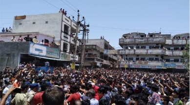 coronavirus, coronavirus news, Surat migrant workers unrest, migrant workers, lockdown 3.0, shramik express coronavirus lockdown, lockdown extended, covid 19 india tracker, coronavirus latest news, covid 19 india, coronavirus latest news, coronavirus india, coronavirus india news, coronavirus india live news, coronavirus in india, coronavirus in india latest news, coronavirus latest news in india, coronavirus cases, coronavirus cases in india, coronavirus lockdown, coronavirus india update, coronavirus india state wise
