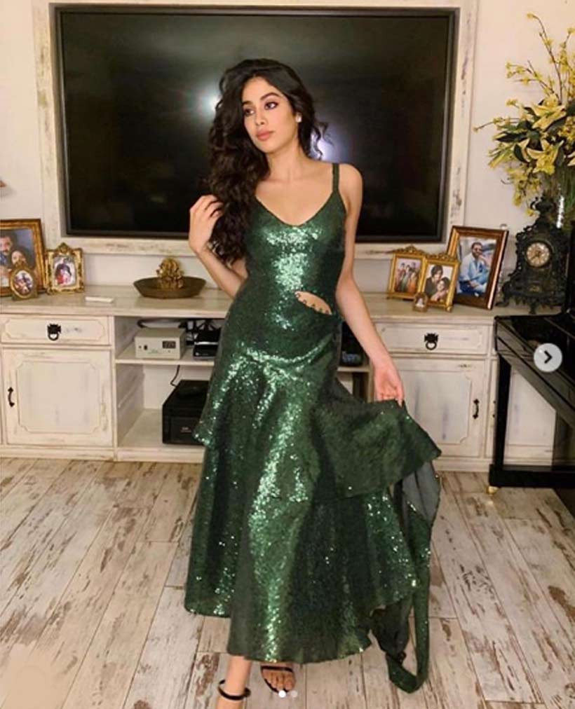 Janhvi Kapoor Brutally TROLLED For Wearing A Mermaid Style Dress At An  Award Show; Netizens Say, 'Desperately Wants To Be Kylie'
