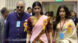 janhvi kapoor and khushi kapoor with boney kapoor