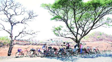 Maharashtra: Desperate to go home, migrants hit the highway on autorickshaws, cycles