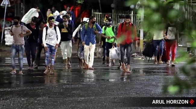 Crowds of migrants heading out of Pune start thinning on highways