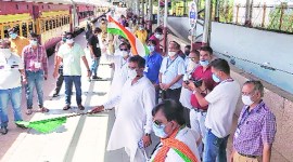 South Gujarat Textile Processing Association, Gujarat Textile Processing Association, migrant workers working in gujarat textile industry, migarnt workers travel fare, indian express news