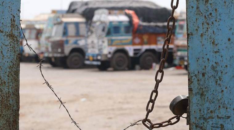 covid 19 india, india-bangladesh border, teucks at india-bangladesh border, coronavirus lockdown, covid 19 truck drivers, india lockdown, coronavirus, west bengal news, indian express news