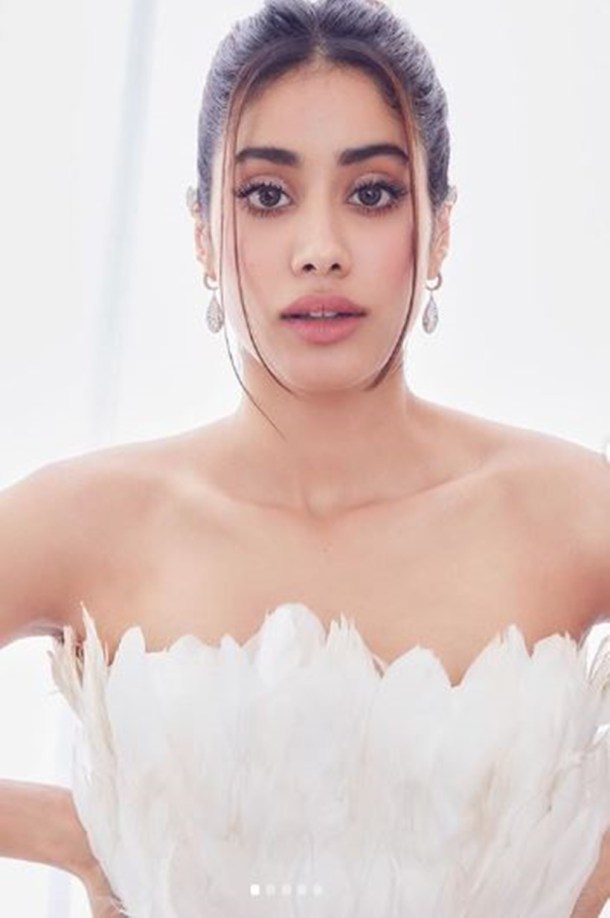 Fom smokey golden eyes to fuchsia lip Janhvi Kapoor gives