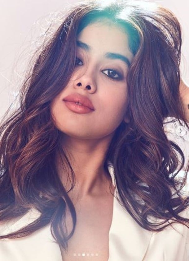 Fom smokey golden eyes to fuchsia lip Janhvi Kapoor gives