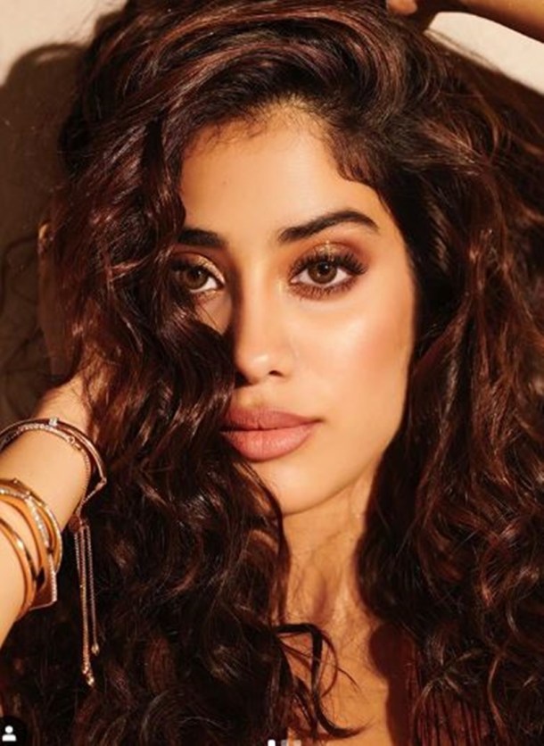 Fom smokey golden eyes to fuchsia lip Janhvi Kapoor gives