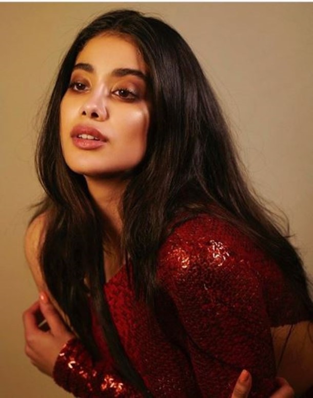 Fom smokey golden eyes to fuchsia lip Janhvi Kapoor gives