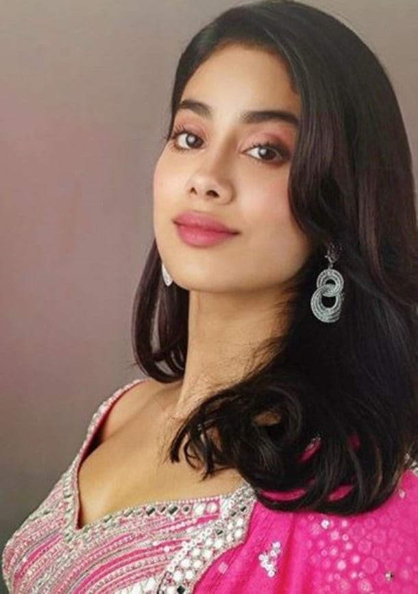 Fom smokey golden eyes to fuchsia lip Janhvi Kapoor gives