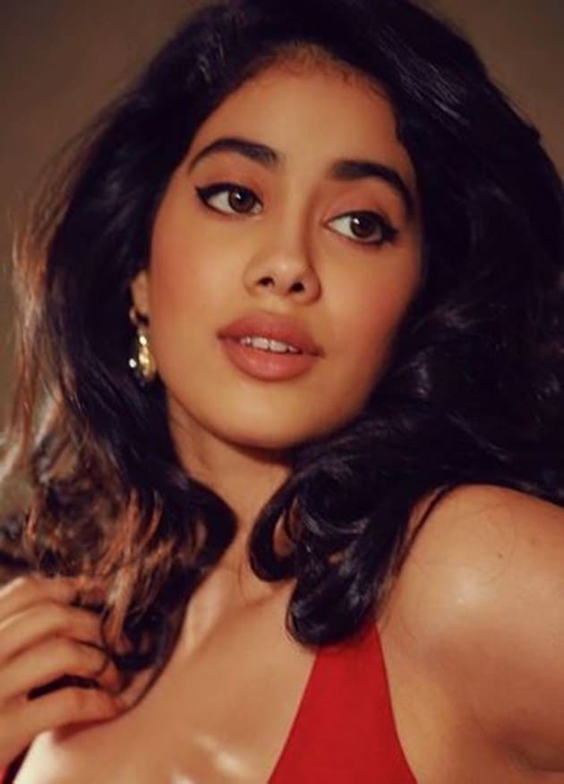 Fom Smokey Golden Eyes To Fuchsia Lip Janhvi Kapoor Gives Us Varied 