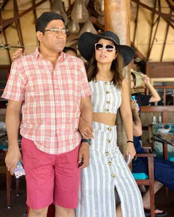 hina khan father